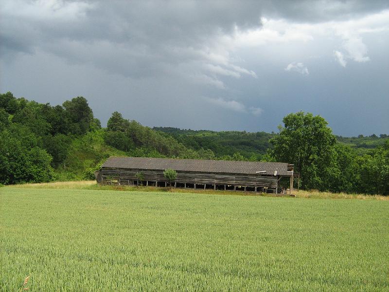 onweerslucht dordogne.jpg - Onweerslucht in aantocht tijdens één van onze wandelingen. Gelukkig staat er een oude schuur om te schuilen.